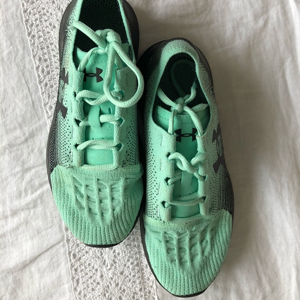 Under armor 7.5 running shoes ultra lite sneakers